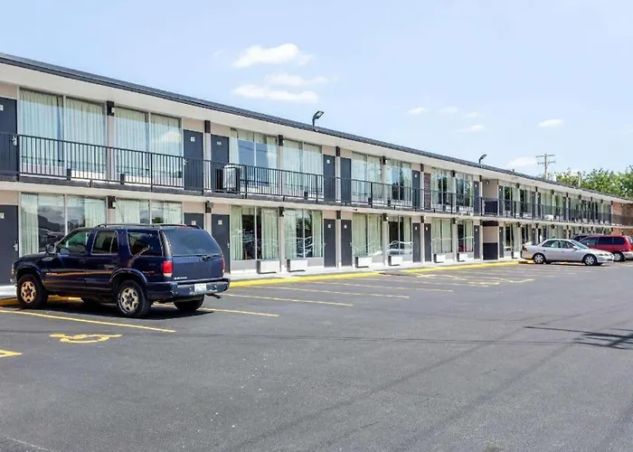 Econo Hotel Shorewood