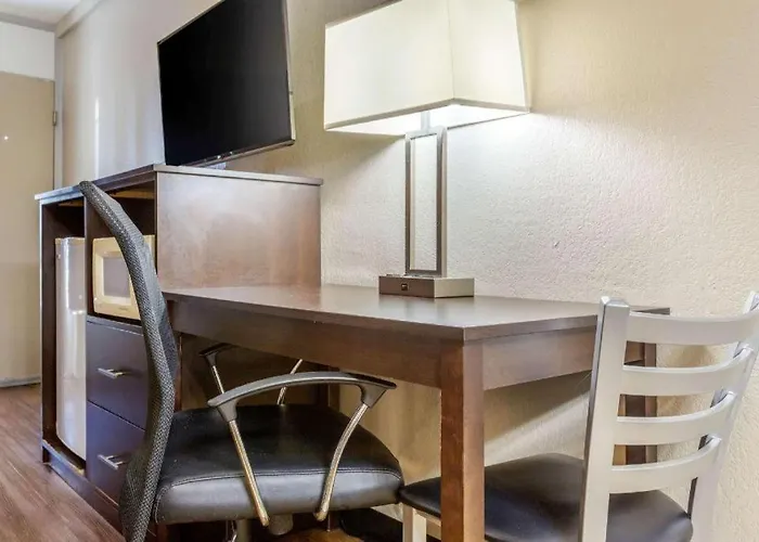 Econo Hotel 2*